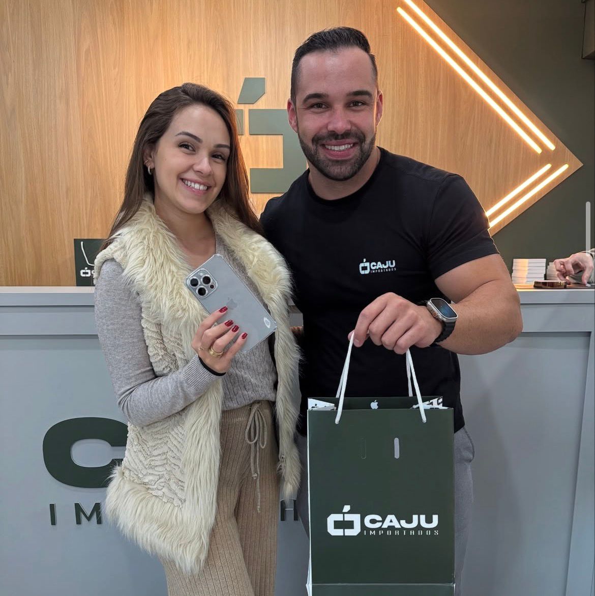 Cliente Caju com iPhone Pro