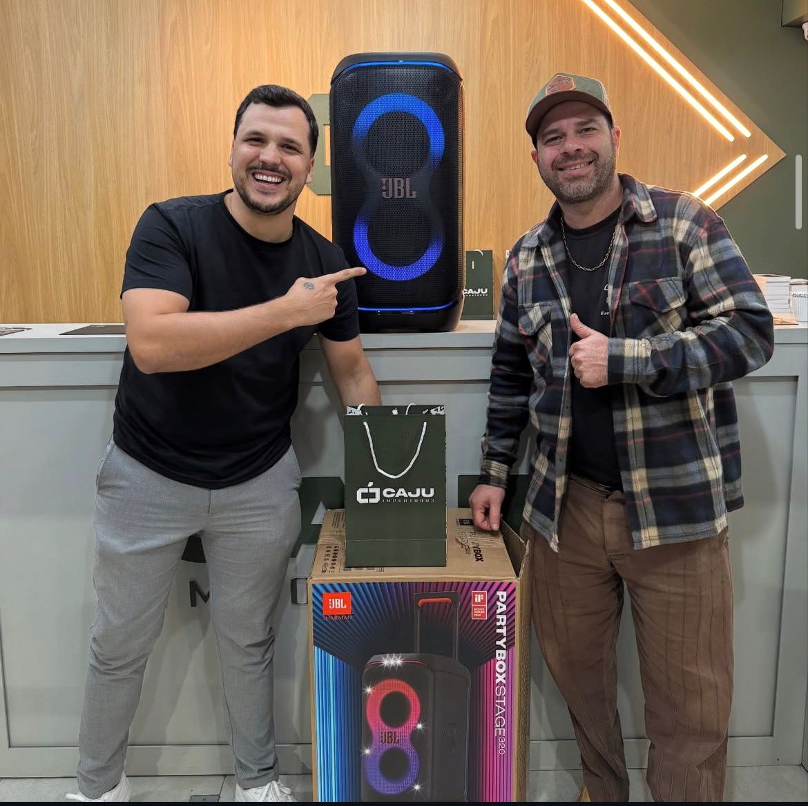 Clientes Caju com JBL PartyBox